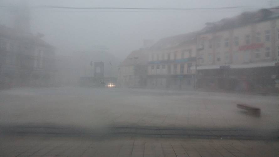 Nevrijeme rušilo stabla, nosilo krovove, kiša poplavila ulice