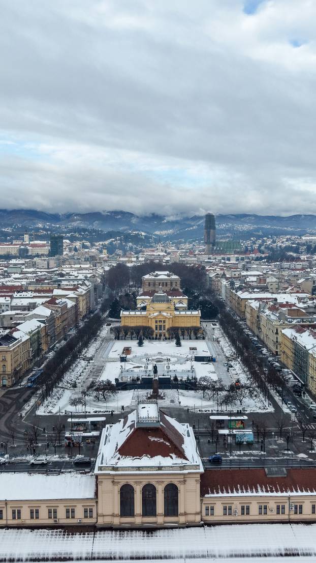 Pogled iz zraka na centar Zagreba prekriven snijegom