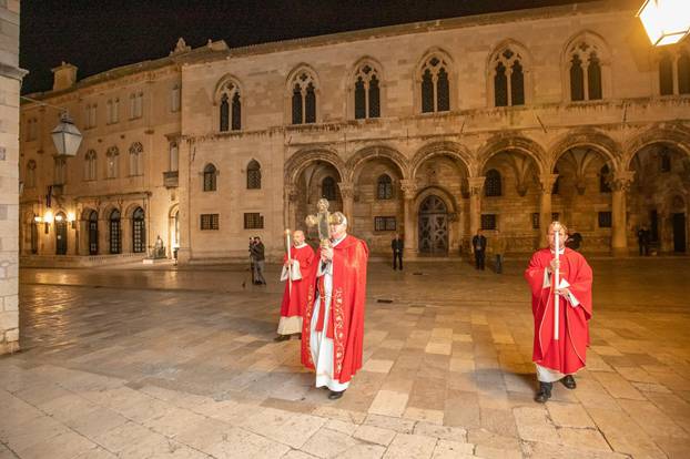 Dubrovnik: Mate Uzinić s dva svećenika u procesiji gradom obilježijo muku gospodnju