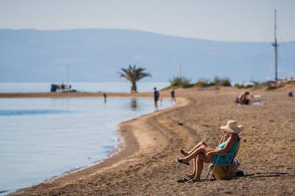 FOTO Vrući dani u Omišu: Bablje ljeto vratilo ljude na plaže!