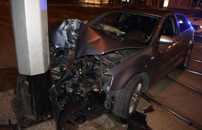 FOTO Krš i lom na Trešnjevci: Promašio Selsku i udario u stup