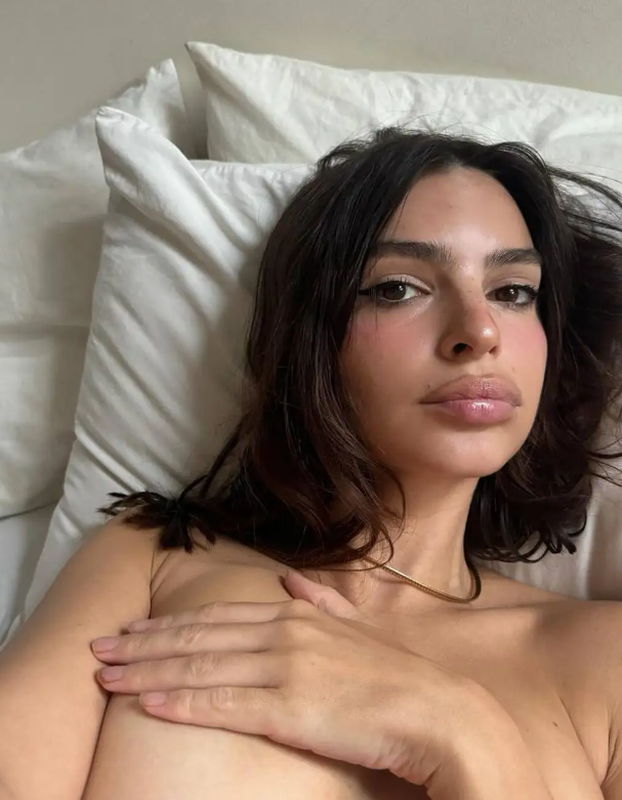 FOTO Emily Ratajkowski pozira u čipkastom prozirnom grudnjaku: Pokazala i previše?