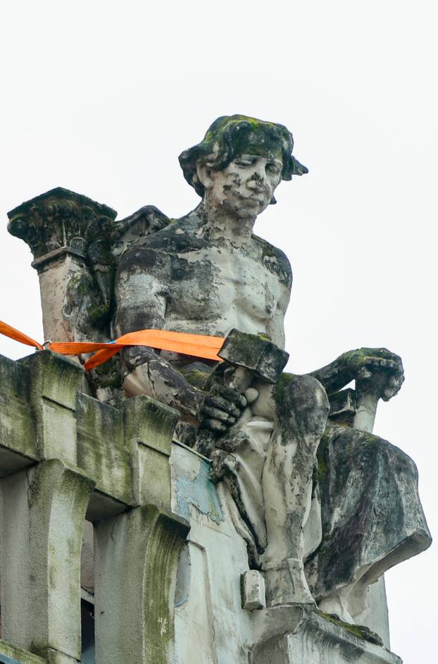 Zagreb: Kipovi na Domu Trgovačko-obrtničke komore zavezani s gurtnama radi sigurnosti