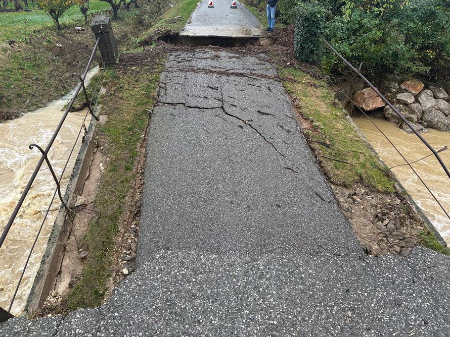 Nevrijeme u Sloveniji. Nestale cijele ceste, uništen most. Stotine ljudi ostalo bez struje