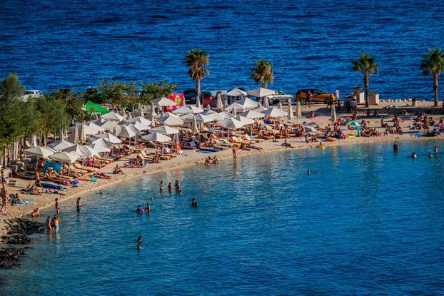 Split: Pogled na plažu Kašjuni podno Marjana