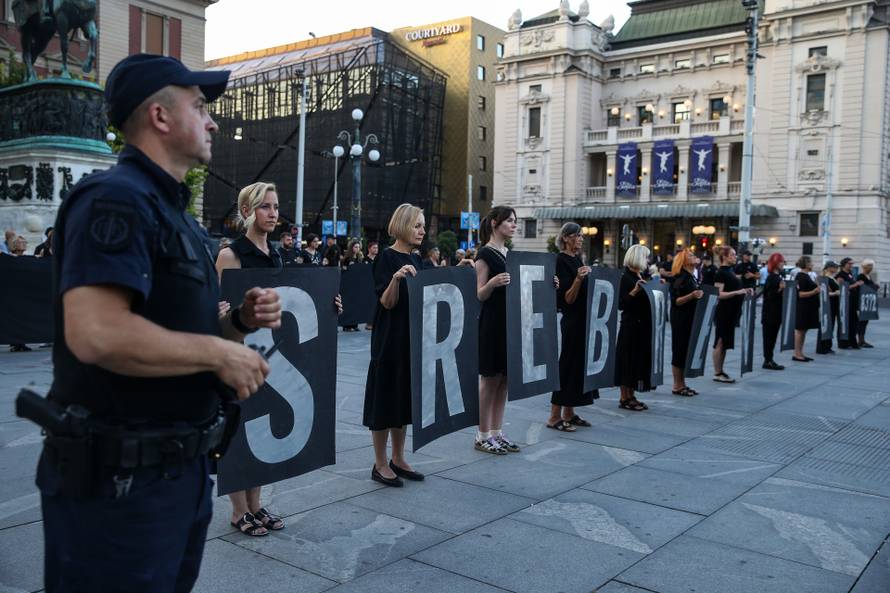 Žene u crnom na Trgu republike u Beogradu odale počast žrtvama genocida u Srebrenici