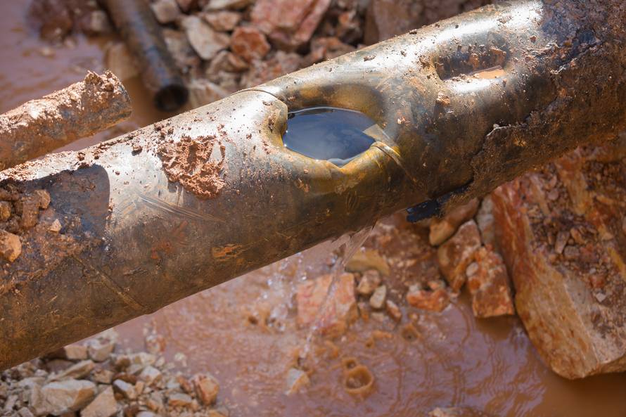 Kaos u Rijeci: Voda je šikljala 30 m u zrak,  poplavila je  kuću