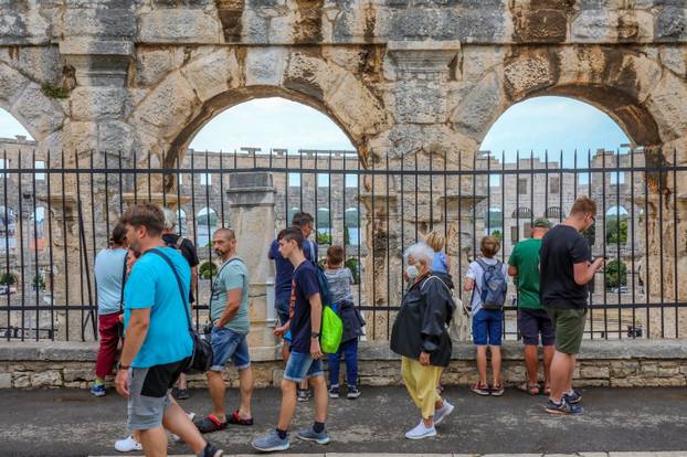 Turisti nakon kiše u Puli napustili plaže i krenuli u obilazak znamenitosti