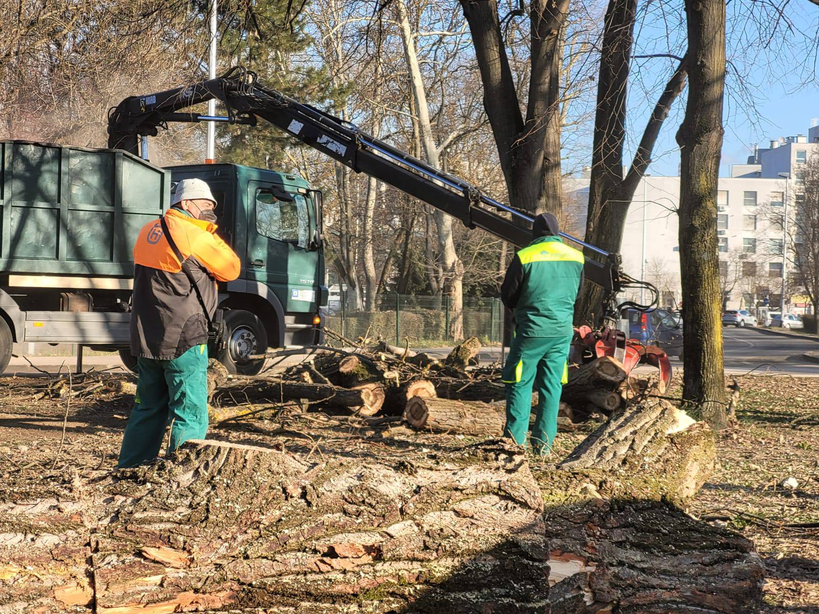 Radnici zatrpali krater, otvorili promet oko doma, čisti se cesta