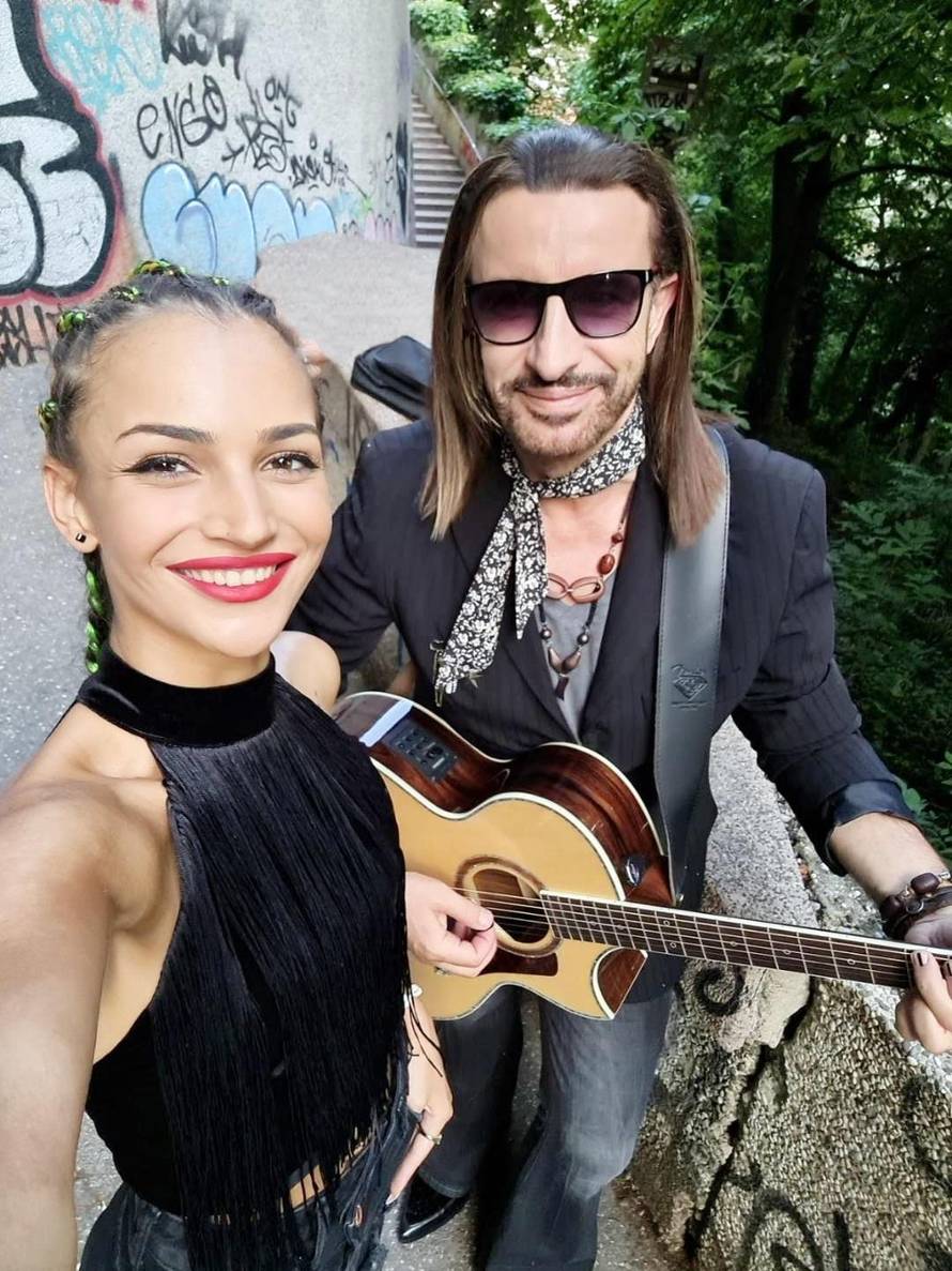 Svirao stjuardesi na ulici: 'Ljudi su mislili da sam ulični svirač'