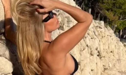 FOTO Mama Renata na pla&zcaron;i pokazala guzu u mini bikiniju