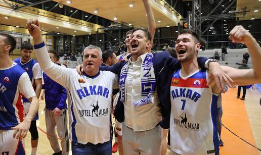 FOTO Luda fešta nakon Alkarova prolaska u finale! Bulj probijao ogradu i slavio s košarkašima...