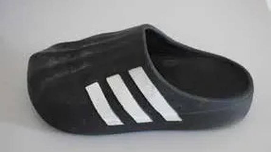 Napao ženu na ulici i silovao je: Njemačka policija traga za ovim muškarcem. Našli mu i papuču?