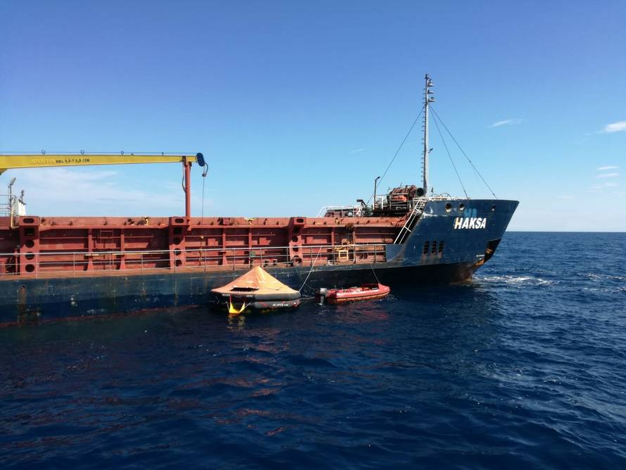 Orlić: Najgore je prošlo, nema opasnosti od potonuća broda
