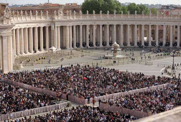 Rim: Brojni vjernici na Trgu sv. Petra čekaju procesiju s tijelom pape Franje