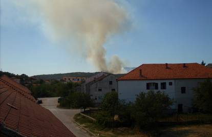 Vatra prijetila kućama u Zadru, gorjelo kod Parka prirode Učka