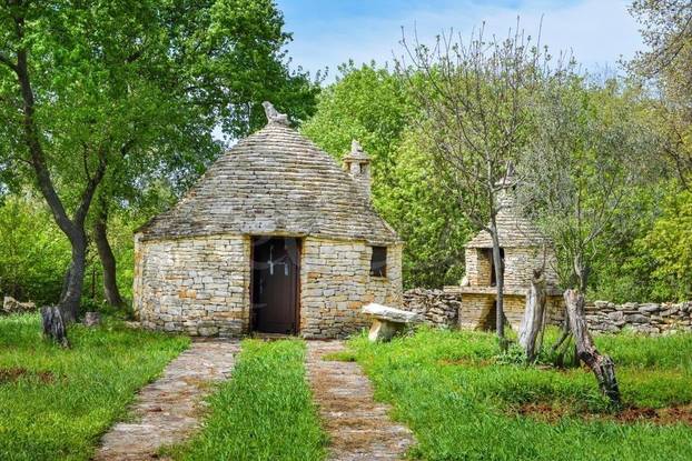 FOTO I ovoga ima: Netko u Istri prodaje kažun - kamenu kućicu. Ima 17m2, a ovo joj je cijena