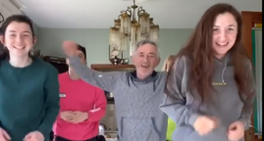 Pogledajte urnebesni video: Svi ukućani tatu uče 'Tik Tok' ples