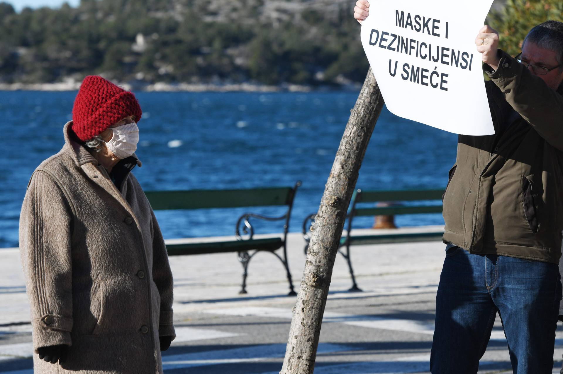 Ispred zgrade Županije u Šibeniku održan prosvjed Mrš od naše djece 