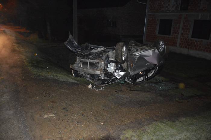 Pijan i bez vozačke vozio brzo: Automobil se prevrnuo na krov