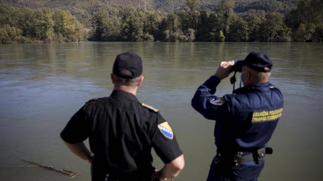 Patrola s graničnom policijom BiH u Zvorniku, mjestu na kojem preko Drine ulazi najviše migranata