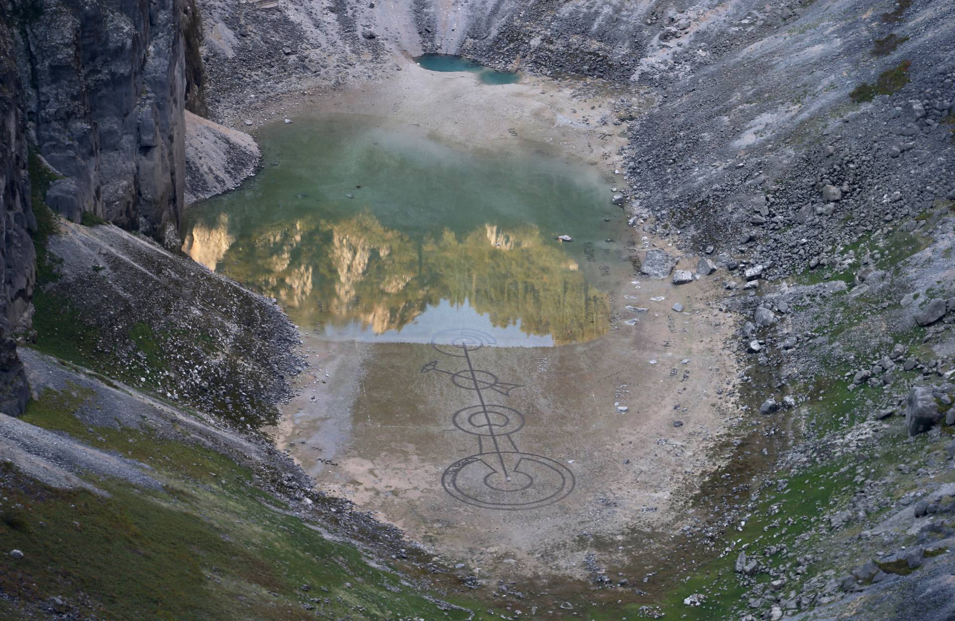 Imotski: Ocrtani krugovi na dnu Modrog jezera