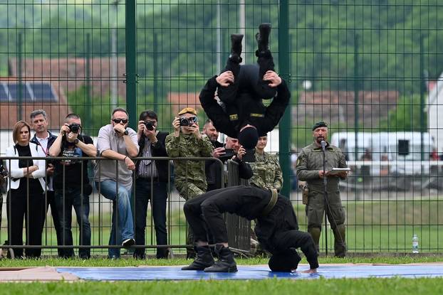 FOTO Pogledajte vježbe HV-a i policije u Okučanima: Borbe, eksplozija i skok padobranom!