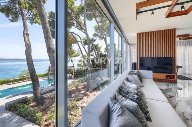 FOTO Vila na Dugom otoku je prvi red do mora i ima bazen! Pogodite za koliko se prodaje