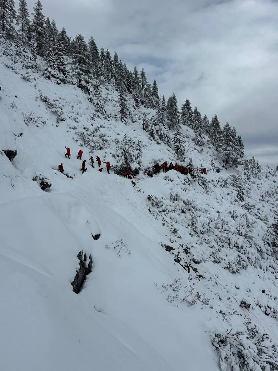 FOTO Slovenski spasioci otkrili mjesto gdje su tražili Hrvate, jedna lavina ugrozila je i njih!