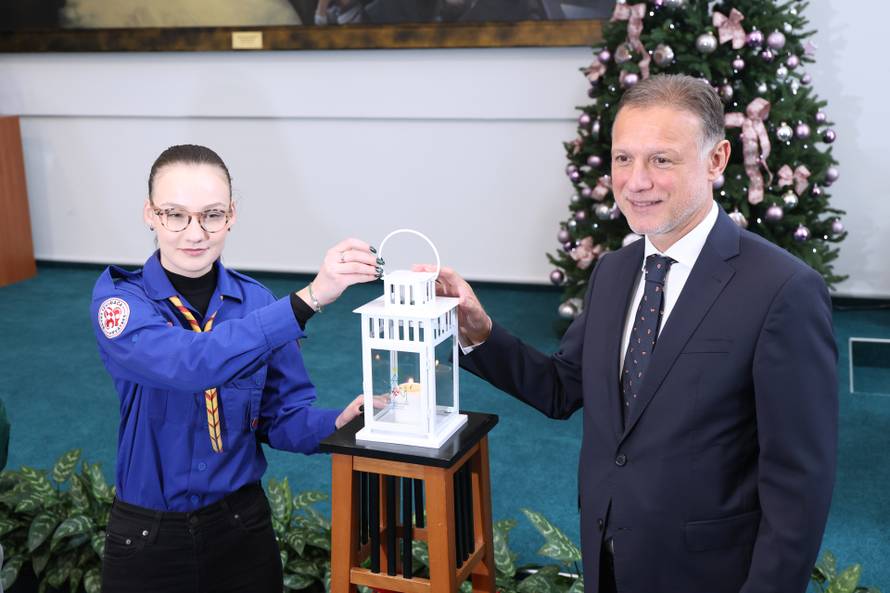 Zagreb: Betlehemsko svjetlo mira stiglo u Sabor 