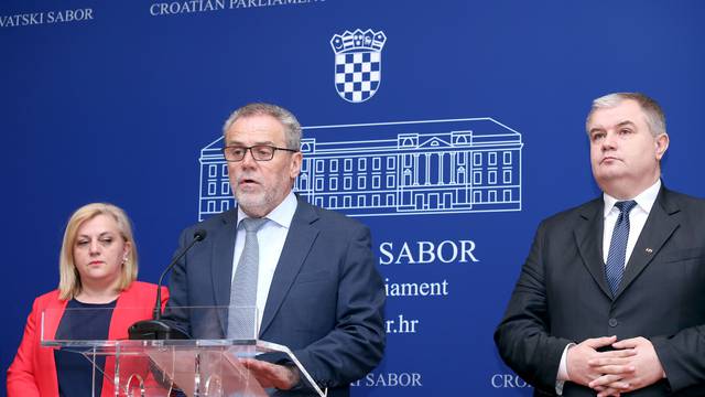 'Nećemo podržati proračun ne date li djeci besplatne knjige...'