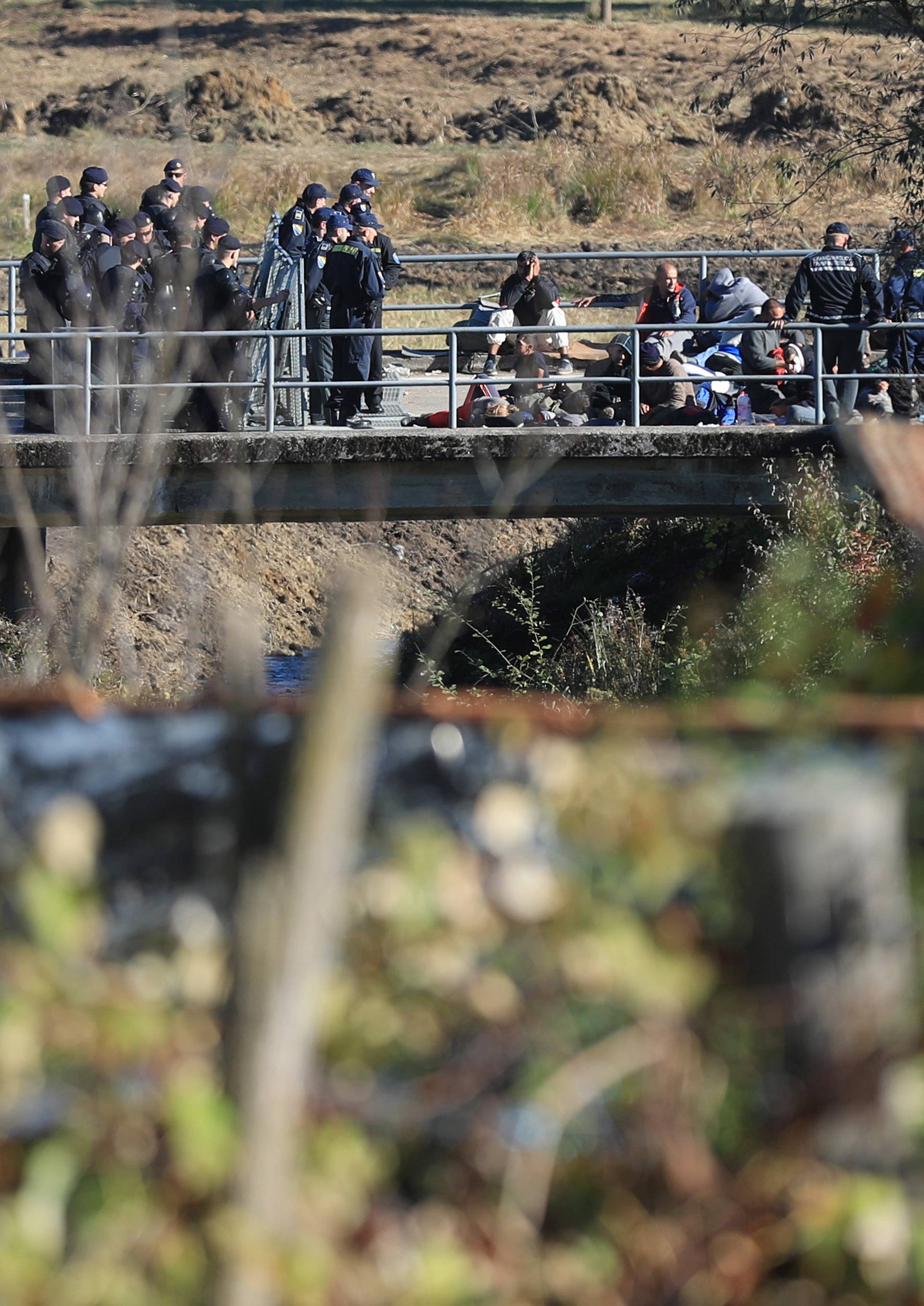 Policija maknula migrante kraj granice: Nekoliko je ozlijeđeno