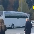 VIDEO ŠOKANTNO! Pijandura je vozila studente do Opatije: Nije htio stati, zaključao se u bus!