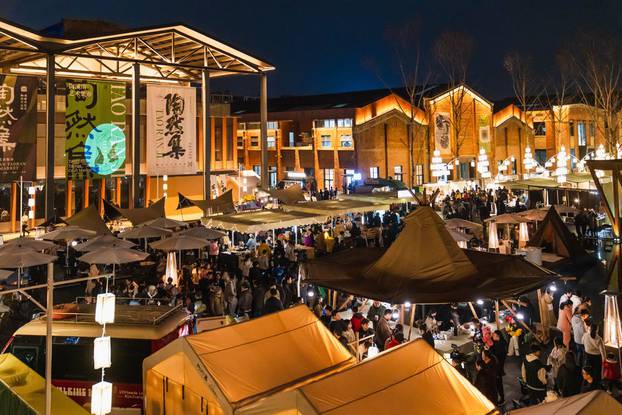 Ova fotografija snimljena 1. svibnja 2023. prikazuje pogled na Taoxichuan Ceramic Art Avenue noću u Jingdezhenu, istočnokineskoj provinciji Jiangxi.