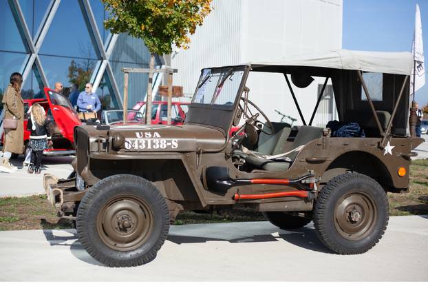 Osijek: Izložba oldtimer vozila ispred Gospodarskog centra