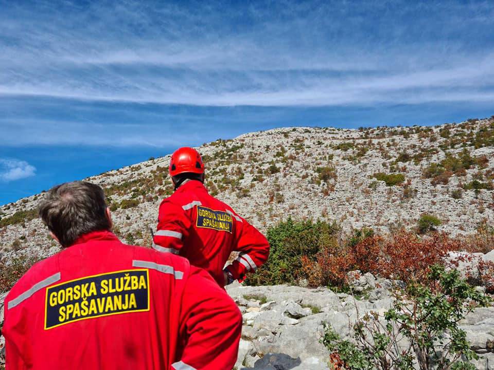 HGSS spašavao teško ozlijeđenu ženu. Zbog nepristupačnosti terena digli su i helikopter