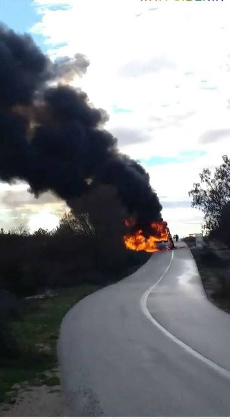 Kod Šibenika je planuo autobus u vožnji, nitko nije ozlijeđen