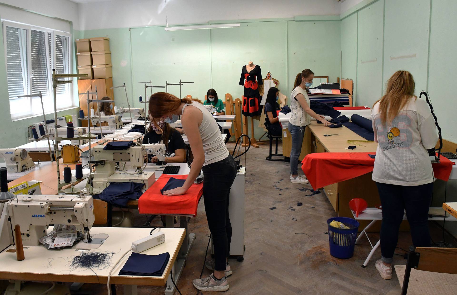 Vrijedne švelje: Učenice šiju maske za sve kolege u S. Brodu