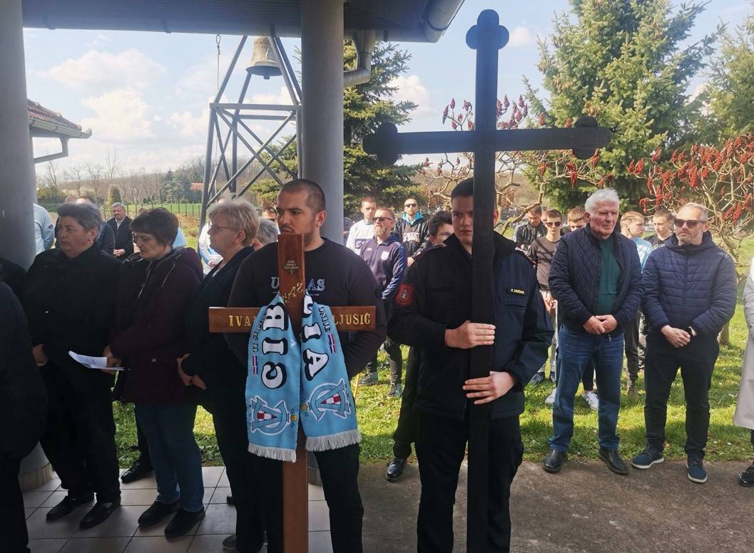 Bakljadom i plotunom ispraćen Sikirica, najstariji Ultras Cibalije