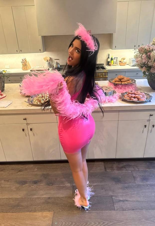 FOTO Bujna Kylie se utegla u mini rozu lateks haljinicu