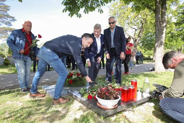 Zagreb: Delegacija SDP-a položila vijenac na Mirogoju povodom 17. godišnjice smrti Ivice Račana