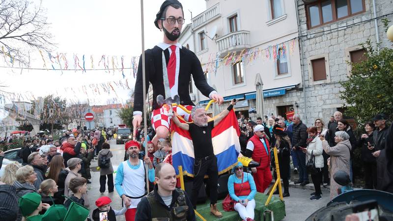 FOTO Tomašević i Thompson hit krnjevala: 'S figurom idemo u Rijeku. Ne spaljujemo ih...'