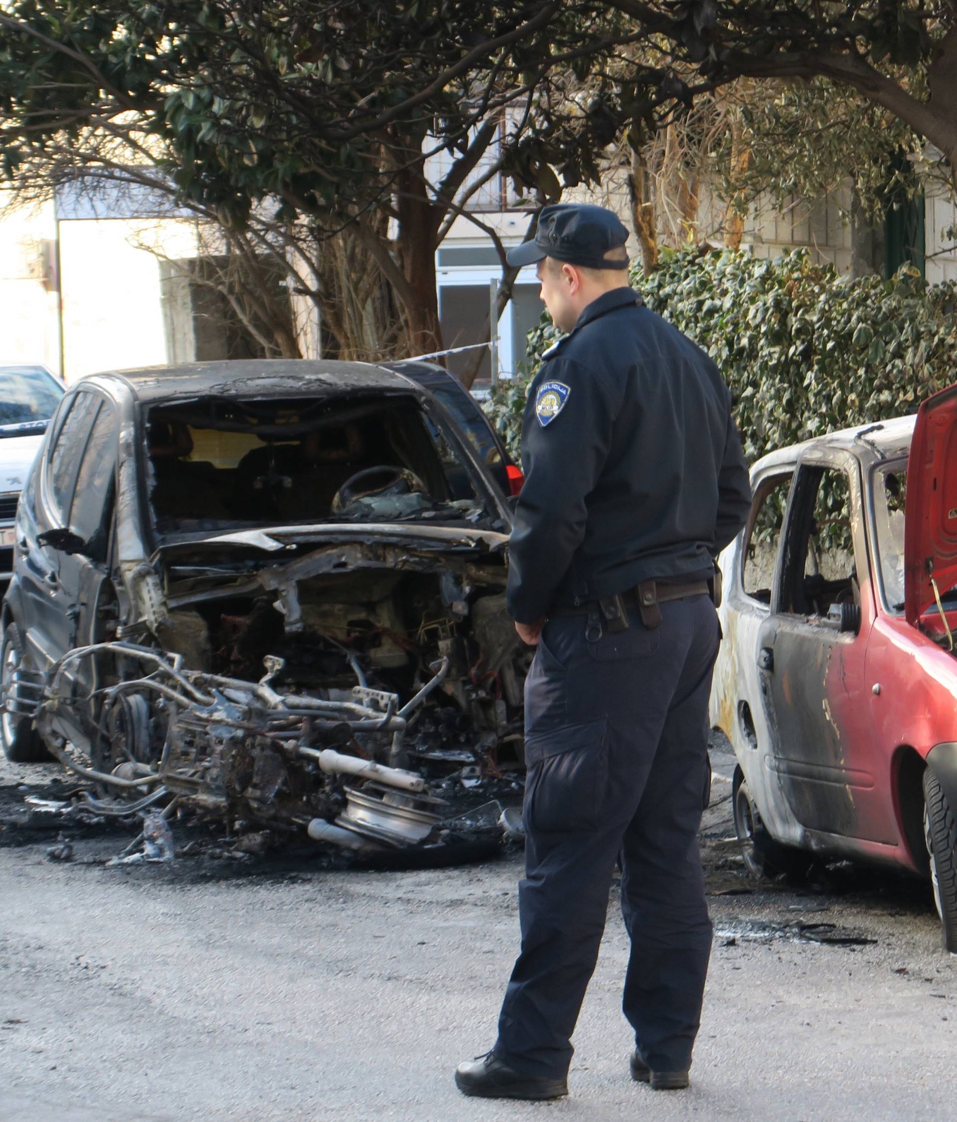 Nova palež u Splitu: Tijekom noći izgorjela tri auta i motor