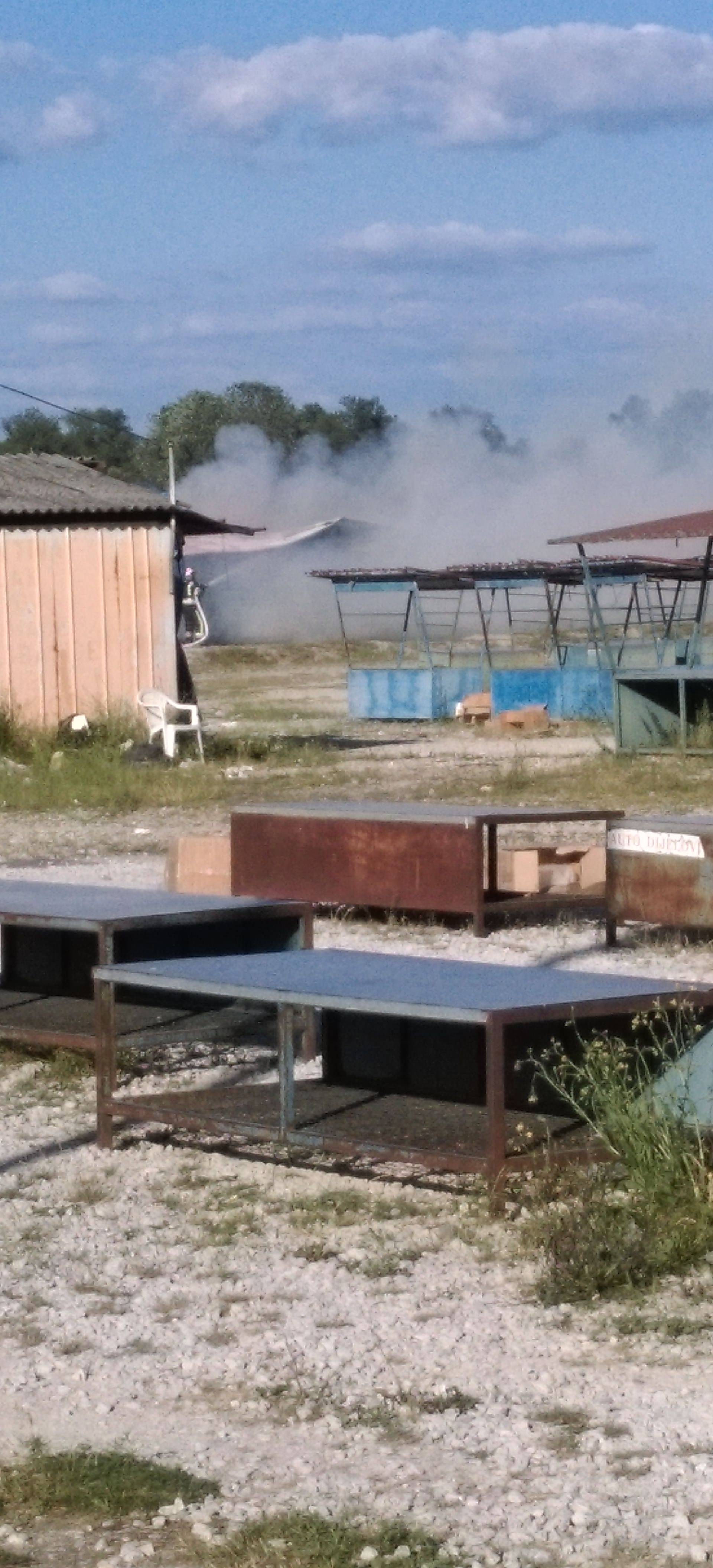 Požar na Jakuševcu: Zapalila se pečenjara, stigli vatrogasci