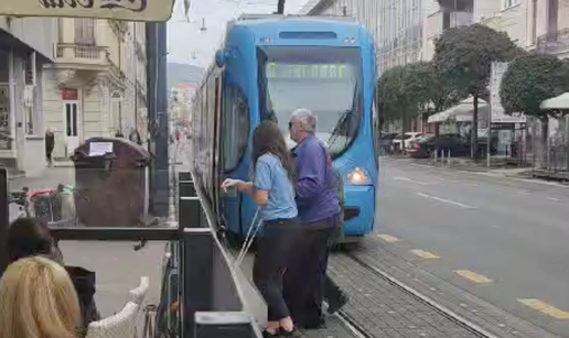 Vozačica tramvaja u Zagrebu zaustavila promet: Pomogla je dvoje slijepih ljudi preko ceste