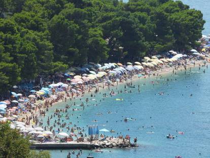 Krcata plaža u Baškoj Vodi, ogromna kolona do Makarske