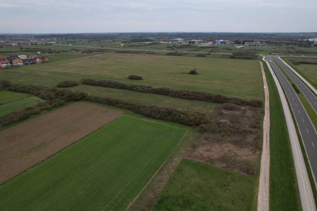 Pogled iz zraka na zemljište gdje se planira gradnja nogometnog kampa HNS-a