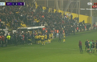 VIDEO Skandal u Turskoj: Igrač na koljenima molio da se susret odigra, suđenje izazvalo kaos!