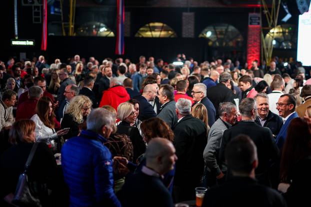 Zagreb: Slavlje u izbornom stožeru Zorana Milanovića nakon rezultata prvih izlaznih anketa