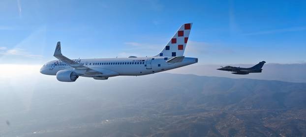 Fantastični prizori na nebu: Tri Rafalea ispratila 'srebrni avion' do zagrebačke zračne luke